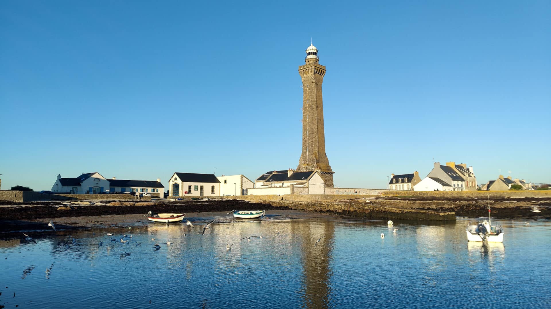 penmarch-phare-deckm_hl-coucher-de-soleil-hiver-janvier-2022-_-e-cl_ret-1